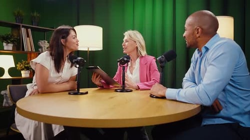 Professionelle Podcaster nehmen Interview auf