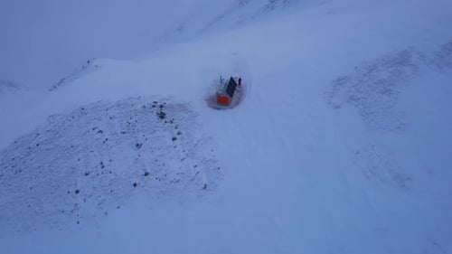 Rettungshütte hoch in den Bergen unter den Wolken
