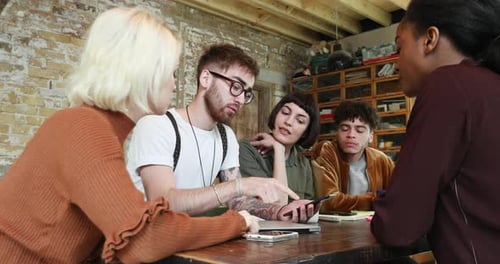 Groupe de jeunes entrepreneurs travaillant sur une Appli
