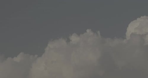 Ciel nuageux doux se déplaçant dans un ciel bleu Nuage abstrait Nuages fantastiques Ciel théâtral coloré avec