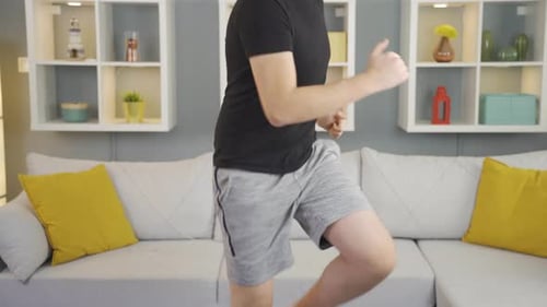 Mann joggt zu Hause. Fitness ist Laufen.