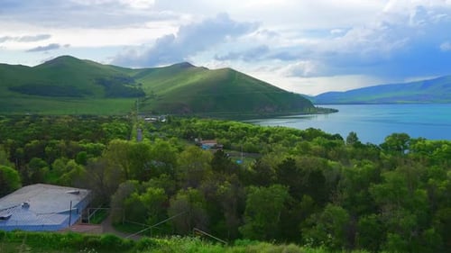 Fantastique panorama nocturne sur le lac Sevan en Arménie.