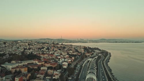 Blick auf die Küste und die Stadt, eurasischer Tunnel