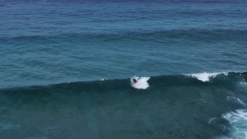 Vista aérea de un surfista surfeando olas, Maldivas.