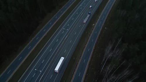 Impresionantes imágenes aéreas del tráfico de la carretera capturadas al anochecer: un viaje en tiempo real a través de la belleza