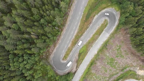 Montanhas sinuosas, estradas sinuosas, vista aérea giratória