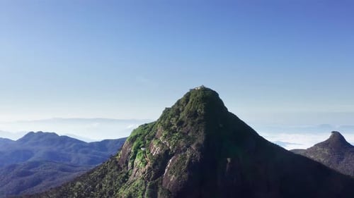 Ikonischer Berggipfel mit Tempelbau, der den klaren blauen Himmel erreicht