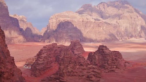 Zeitraffer-Luftpanorama von Wadi Rum (Zoomin)