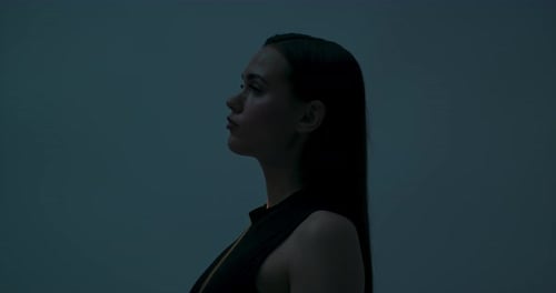 Jeune femme dansant en studio isolée regardant une femme claire en multicolore clair