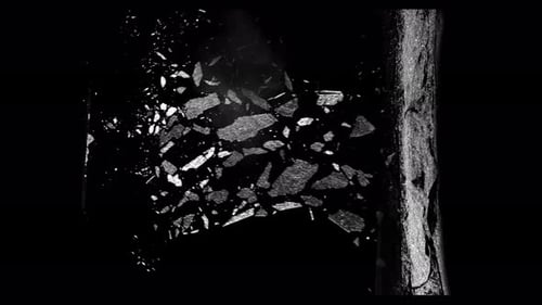 Collection de fragments : Effet d'un petit verre en forme de rectangle qui se brise sur un écran noir
