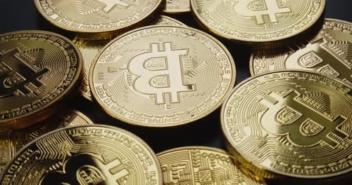 Nahaufnahme eines Stapels echter physischer Krypto-Bitcoin- oder Kryptowährungs-BTC-Münzen