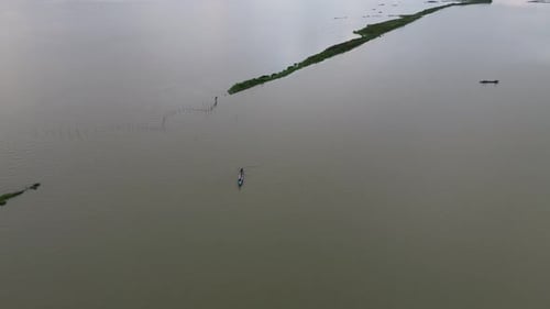 Luftaufnahme eines Fischers auf seinem Boot im See