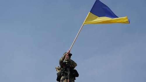 Les militaires hissent le drapeau ukrainien