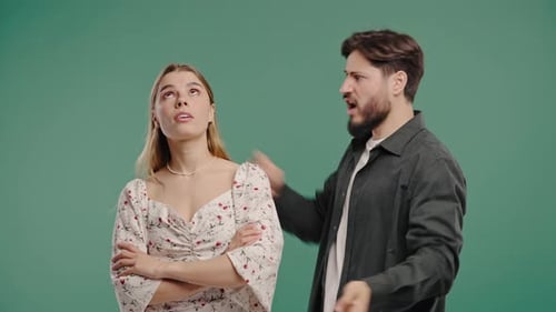 Un hombre enojado se pelea con su esposa o novia en una pelea de relaciones de pareja verde