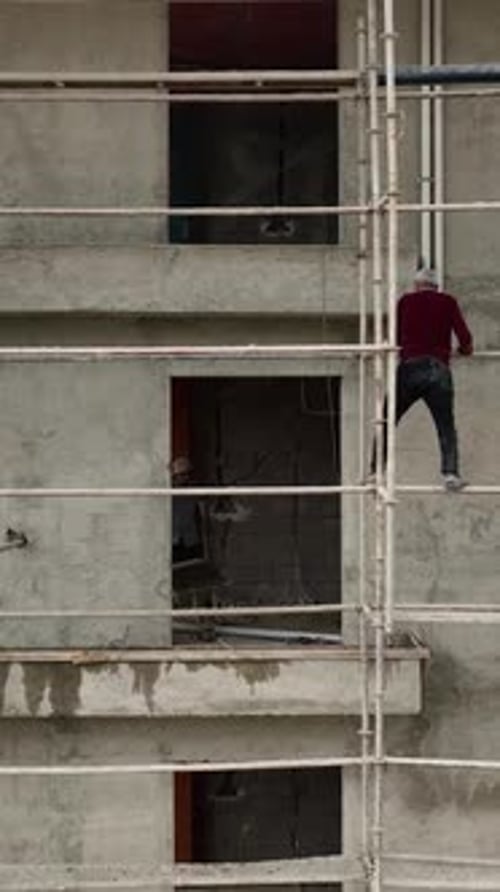 Vídeo vertical: progresión de la construcción: vista aérea de sitios de construcción y apartamentos de lujo