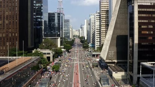 Linda boneca de drone aéreo em foto da famosa Avenida Paulista, no centro de São Paulo, com g