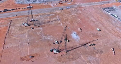 Se montaría una bomba montada en un camión en el sitio de construcción perforando el suelo debajo de las columnas