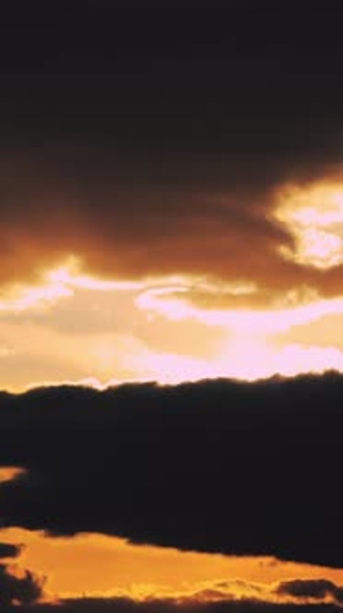 Transition de la lumière du soleil au soleil noir Le soleil au coucher du soleil, un ciel lumineux et dramatique avec du duvet