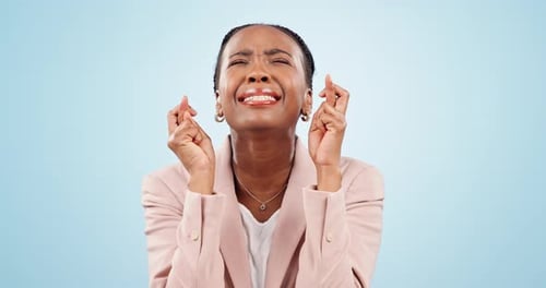 Orando, mulher negra ou dedos cruzados com esperança ou estresse para promoção