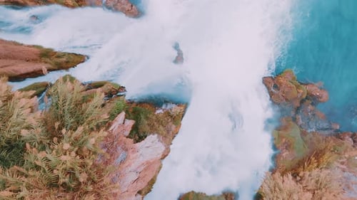 Wunderschöner stürmischer Wasserfall