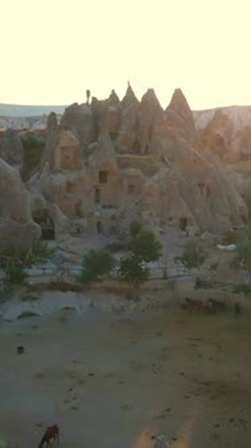 Vídeo vertical Un cautivador vídeo de archivo aéreo de la región de Capadocia en los valles de Turquía con