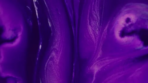 Violette Spritzfarbe, flüssiges Wasser, fließende Spritzer