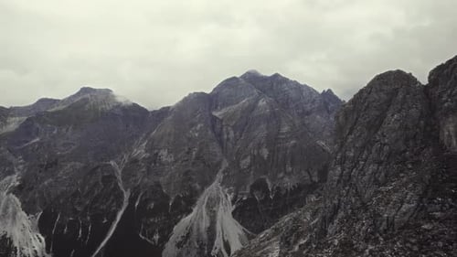 Belle vue aérienne des montagnes alpines 11er (Stubai, Autriche). Formations rocheuses passantes près du sommet