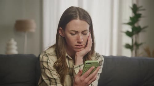 Mujer que usa un teléfono inteligente toma decisiones