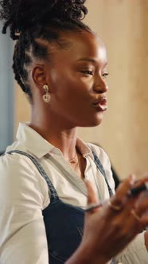 Femme, pratique et discussion avec note lors d'un séminaire, planification et préparation d'une session de formation
