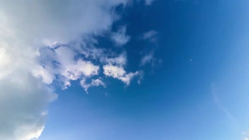Este é um vídeo em 4K de um timelapse de nuvens passando em movimento rápido sobre um lindo céu azul.