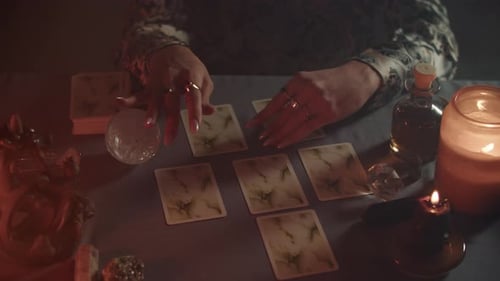 Wahrsagerei auf Tarotkarten Bei Kerzenschein analysiert die Wahrsagerin Karten