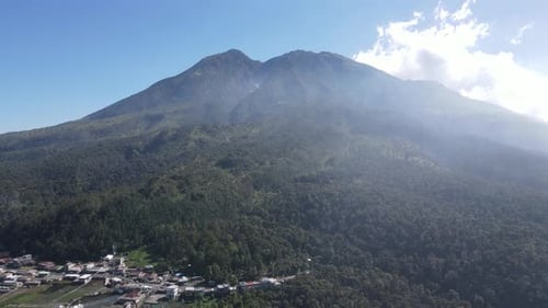 Luftbild: Gipfel des Lawu Mountain, Indonesien, mit klarem Himmel am Morgen