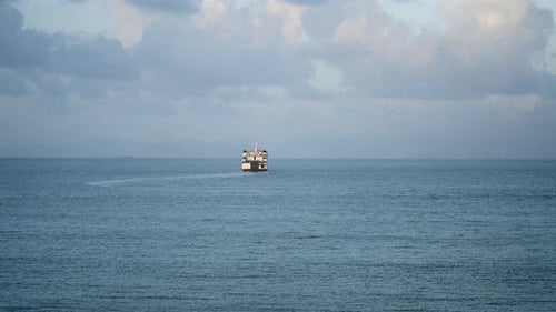 Fähre segelt auf dem Meer der Insel Ko Pha Ngan in Thailand