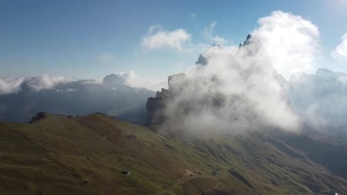 Luftaufnahme der Seceda- und Geislergruppe in den italienischen Dolomiten, Südtirol