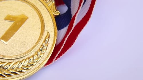 Ansicht der rotierenden Goldtrophäenmedaille des Gewinners oder Meisters auf weißem Hintergrund von oben