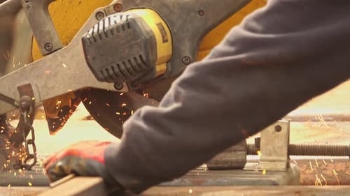 professional handyman lathe cuts a metal pipe