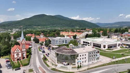 Vista aérea de la ciudad de Roznava en Eslovaquia