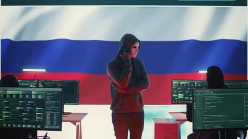 Expert russe travaillant dans un centre de cyberopérations de haute technologie