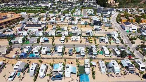 Drohnenaufnahmen der schönen Stadt Benidorm in Spanien, die Reihen von geparkten Wohnwagen zeigen