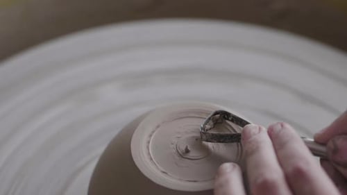 Personne fabriquant de la poterie sur un tour de potier.