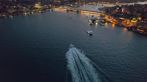 Drohnenaufnahme von Istanbul bei Sonnenuntergang, Türkei. Mehrere Wohngebäude, Moscheen, Galata und