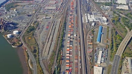 Vista aérea do terminal de trem de carga com contêineres e trilhos em uma área industrial de carga grande