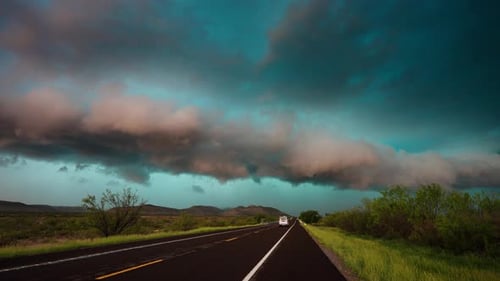 Superzellensturm mit Dramatisch Wolkenstruktur und herannahender Gefahr