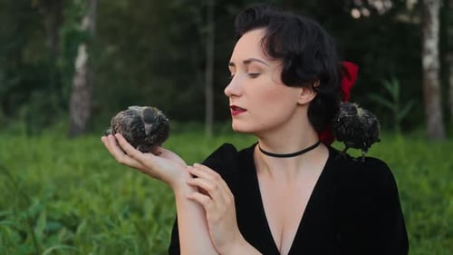 Uma mulher elegante cercada pela natureza com pássaros em imagens em tempo real capturando a beleza da vida