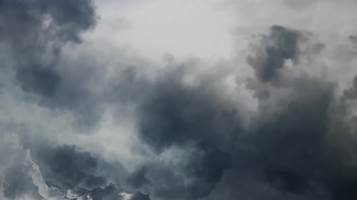 trovoada, nuvens cinza-escuras se movendo no céu 4k