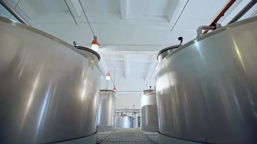 Aluminiumtanks in der Weinfabrik