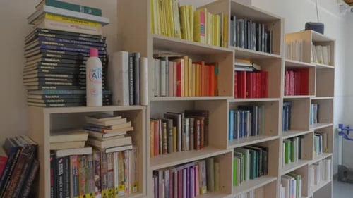 Colorida estantería en una residencia de ancianos francesa