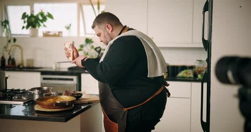 Mann, Koch und Käse mit Video, Aufnahme und Reibe in der Küche mit Milchprodukt für Kochshow