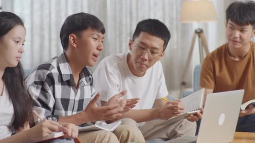 Gros plan d'un groupe d'adolescents asiatiques étudiant sur un ordinateur portable à la maison. Suivre un cours en ligne