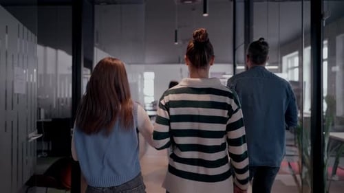 Geschäftsteam in einem modernen Open-Space-Startup-Büro, das eine vielfältige Gruppe von Geschäftsleuten zusammenführt